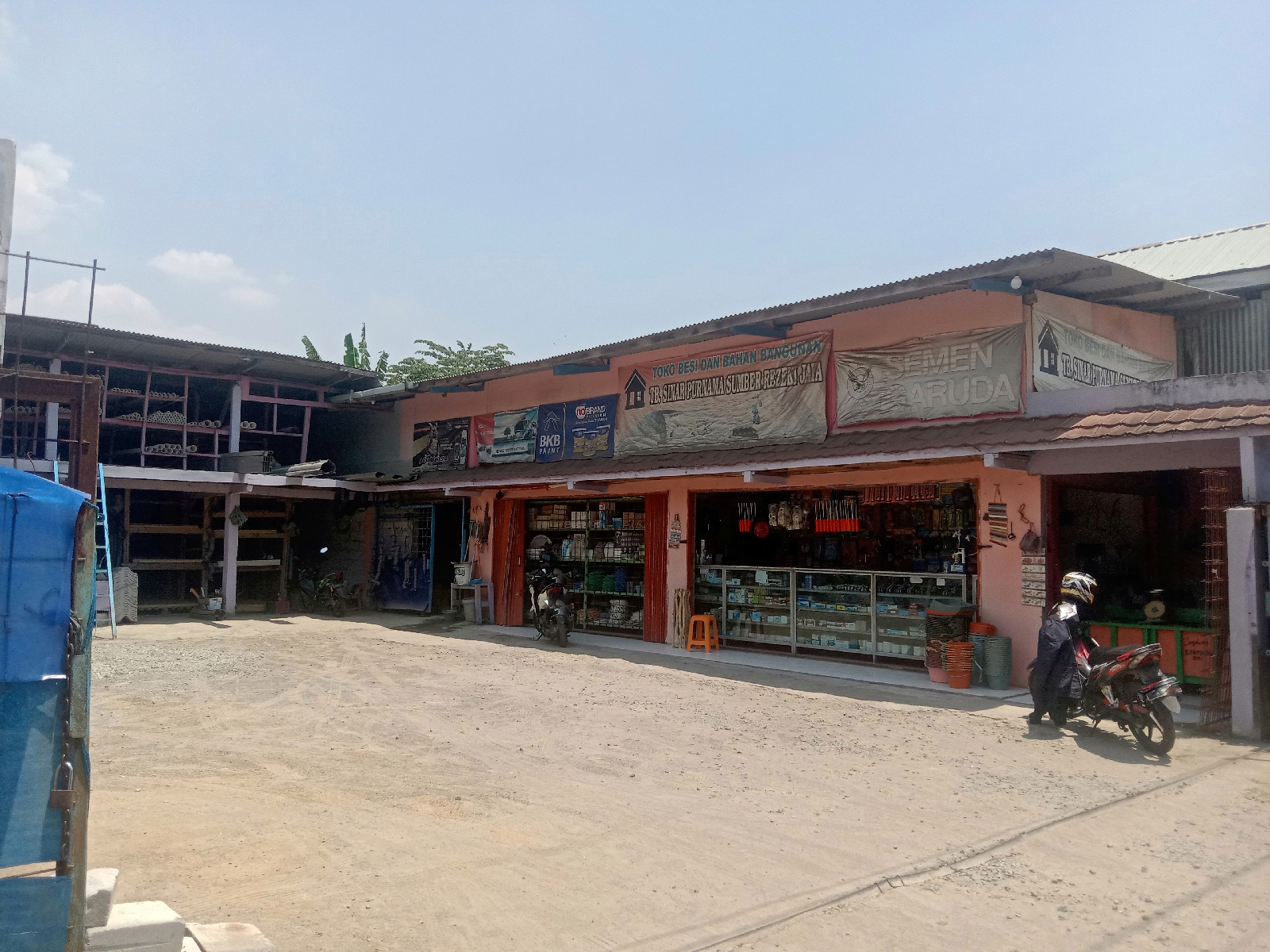 TB Alief Jaya: Jantung Belanja Lokal Cilacap yang Tak Pernah Pudar